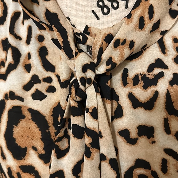Sleeveless leopard blouse with bow - Picture 2 of 7